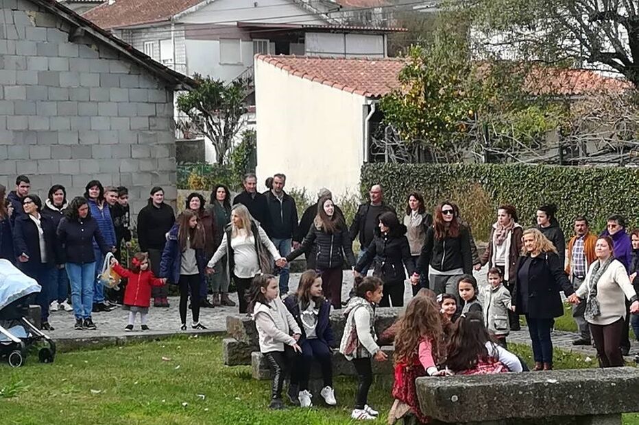 Paroquianos estiveram reunidos junto à igreja, onde foram informados do afastamento do sacerdote  