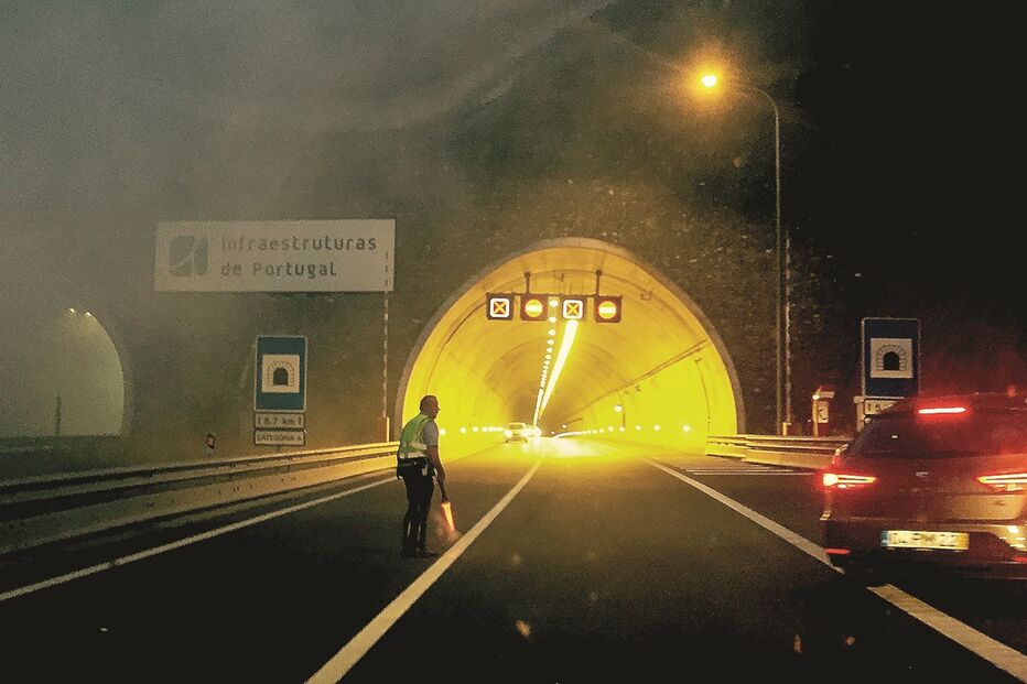 Trânsito foi cortado no Túnel do Marão devido ao incêndio num autocarro ao início da noite de 11 de junho do ano passado