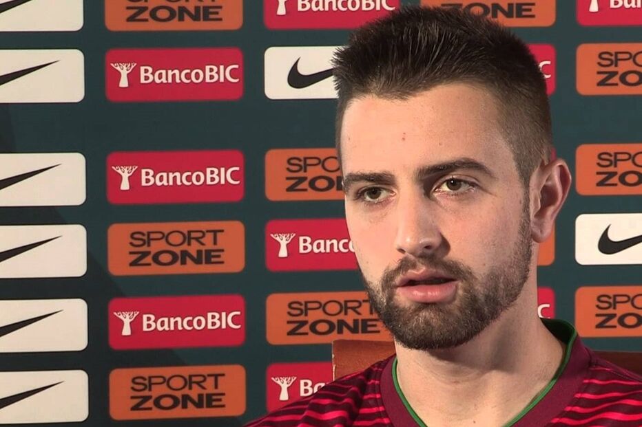 Tiago Brito tem 26 anos, joga no Benfica e é licenciado em Educação Física