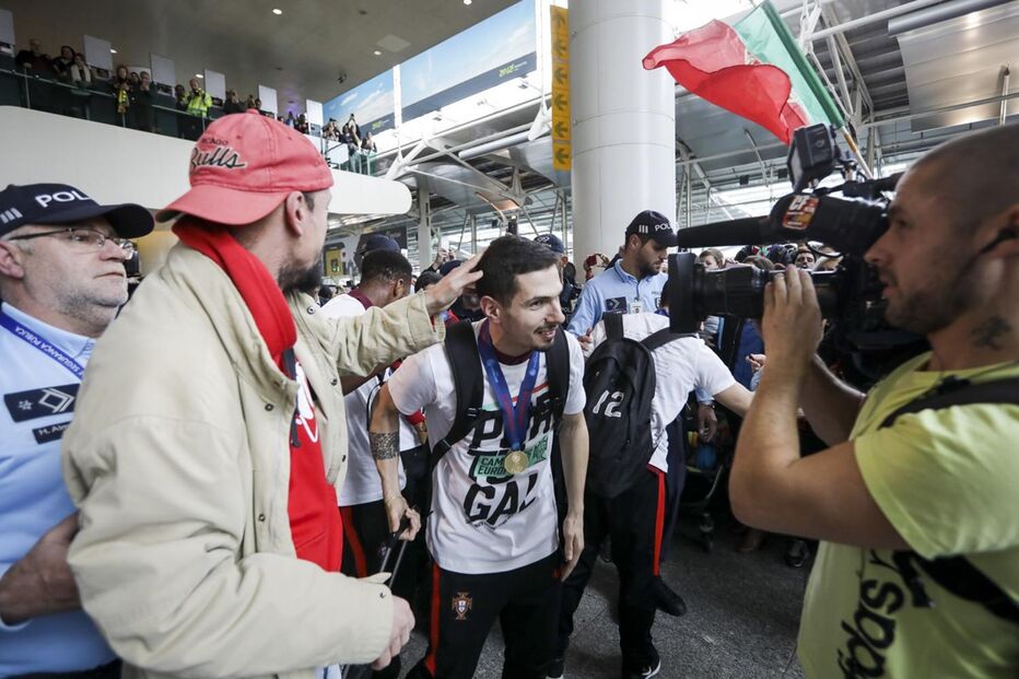 Chegada dos campeões europeus de futsal ao aeroporto de Lisboa
