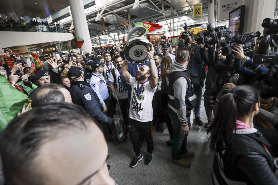 Chegada dos campeões europeus de futsal ao aeroporto de Lisboa