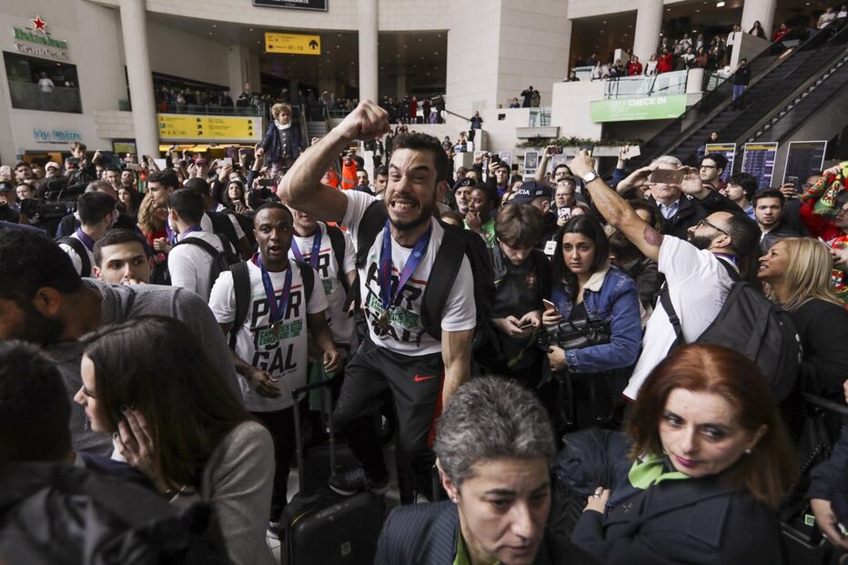 Chegada dos campeões europeus de futsal ao aeroporto de Lisboa