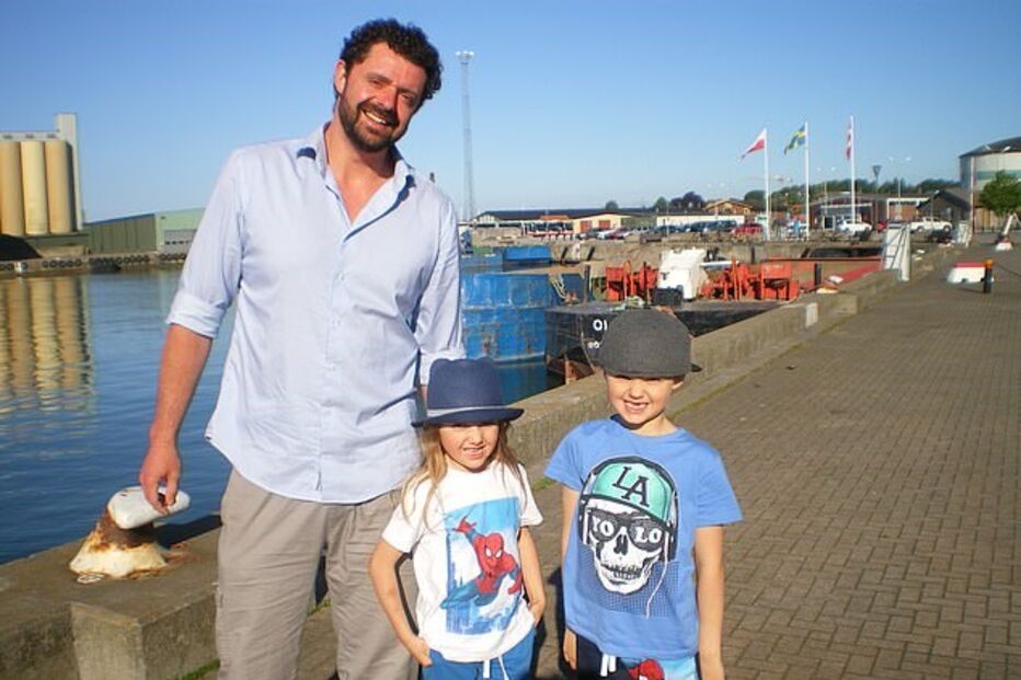 Casal, autora, livro, sem-abrigo