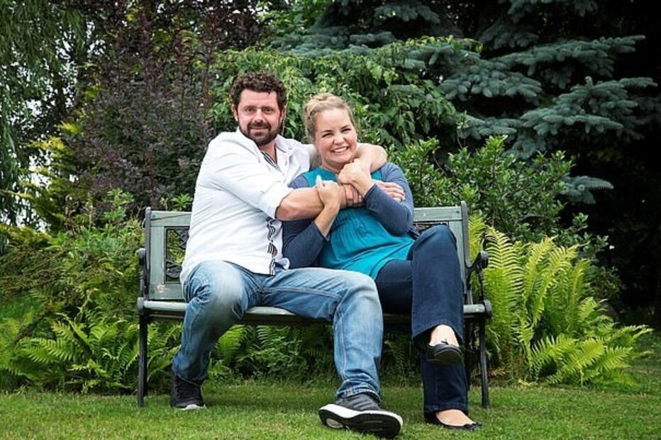 Casal, autora, livro, sem-abrigo