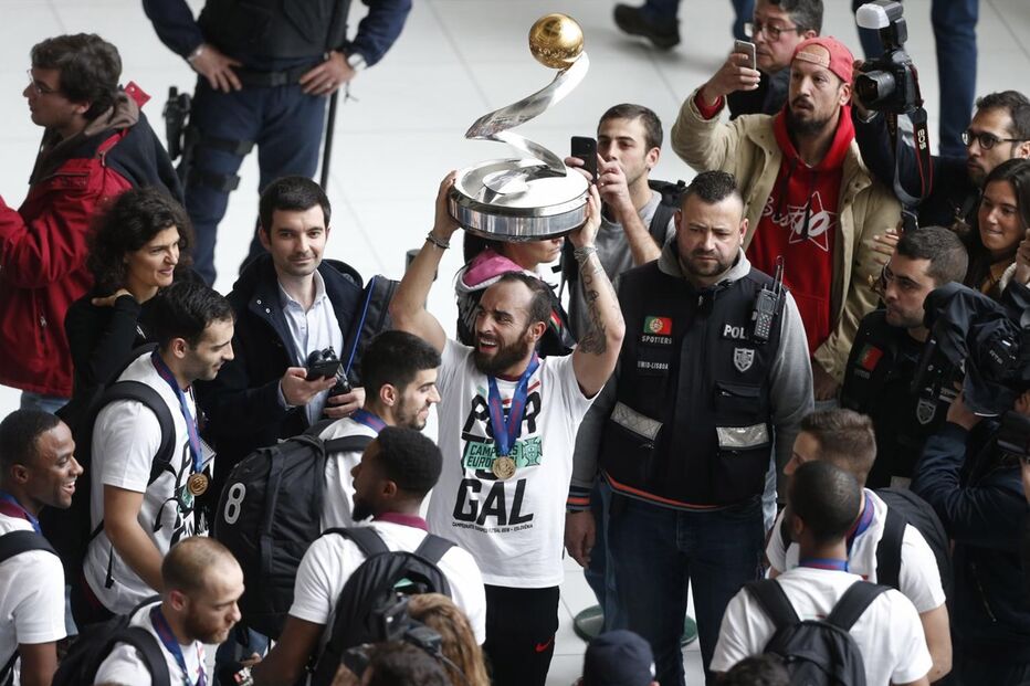 Chegada dos campeões europeus de futsal ao aeroporto de Lisboa