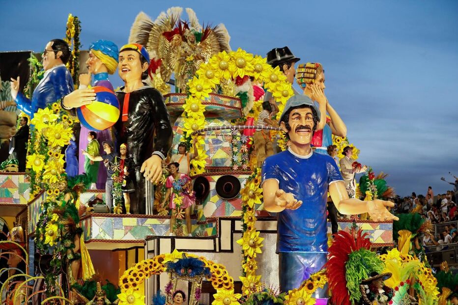 Segundo dia de desfiles de escolas de samba em São Paulo