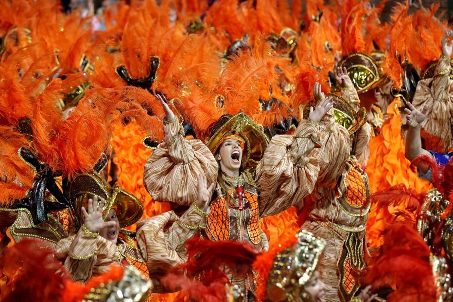 Segundo dia de desfiles de escolas de samba em São Paulo