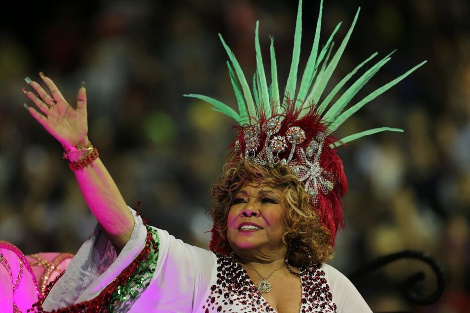 Segundo dia de desfiles de escolas de samba em São Paulo