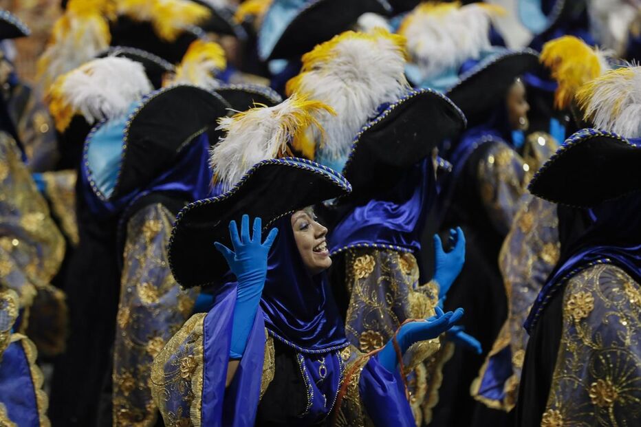 Segundo dia de desfiles de escolas de samba em São Paulo