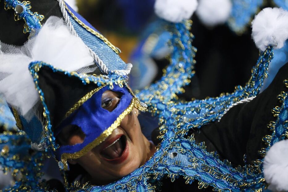 Segundo dia de desfiles de escolas de samba em São Paulo