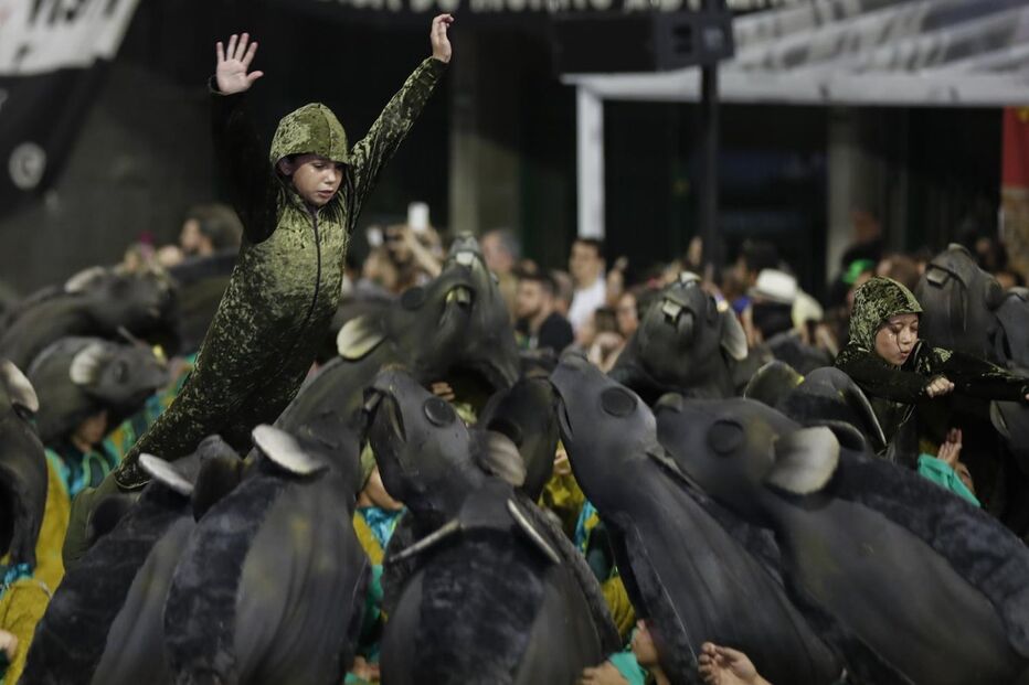 Segundo dia de desfiles de escolas de samba em São Paulo