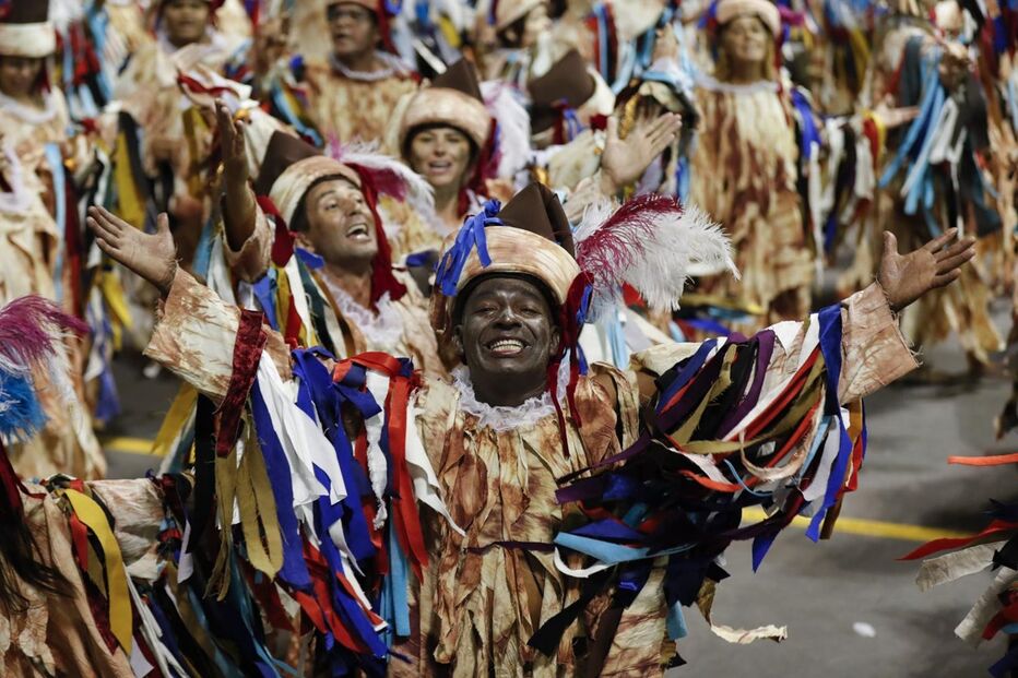 Segundo dia de desfiles de escolas de samba em São Paulo