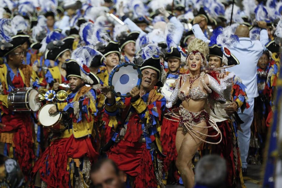 Segundo dia de desfiles de escolas de samba em São Paulo