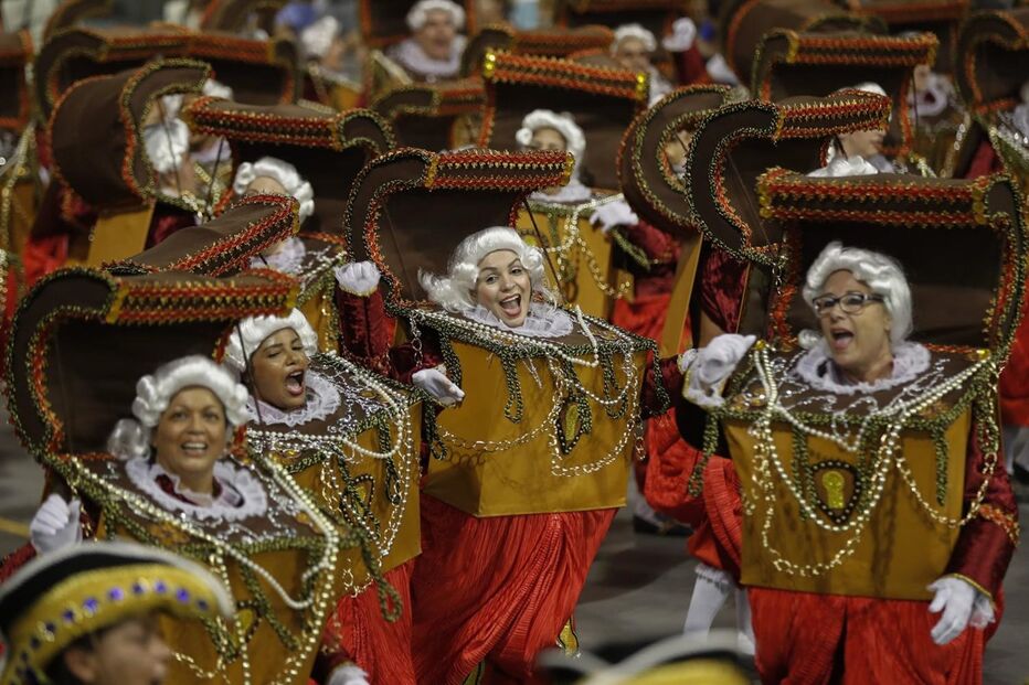 Segundo dia de desfiles de escolas de samba em São Paulo