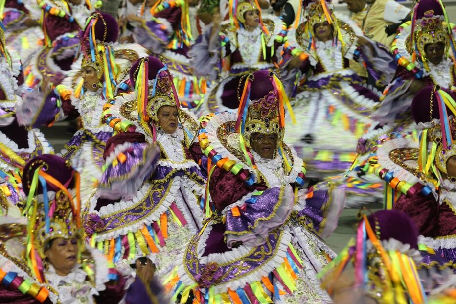Segundo dia de desfiles de escolas de samba em São Paulo