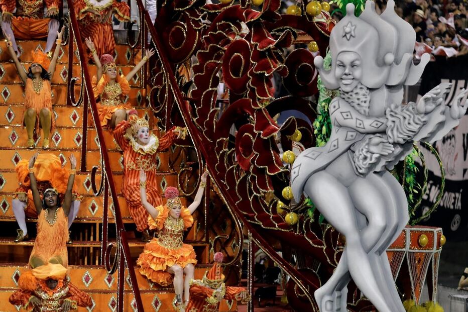 Segundo dia de desfiles de escolas de samba em São Paulo