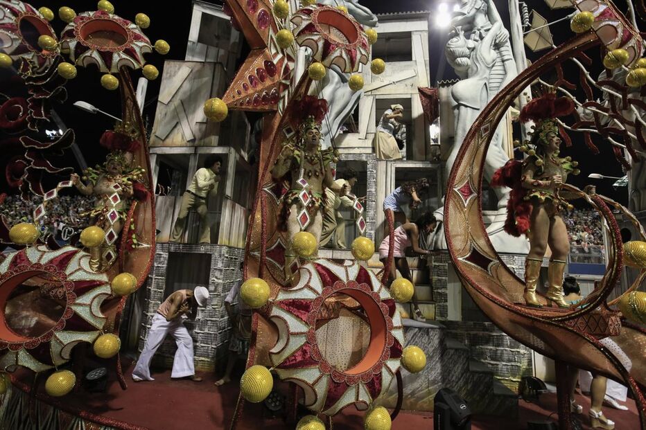 Segundo dia de desfiles de escolas de samba em São Paulo