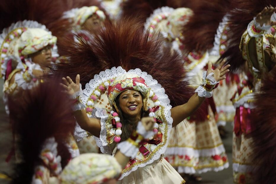 Segundo dia de desfiles de escolas de samba em São Paulo
