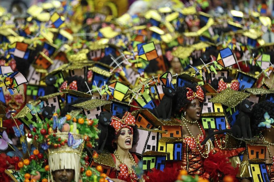 Segundo dia de desfiles de escolas de samba em São Paulo