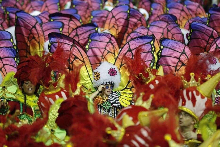 Segundo dia de desfiles de escolas de samba em São Paulo