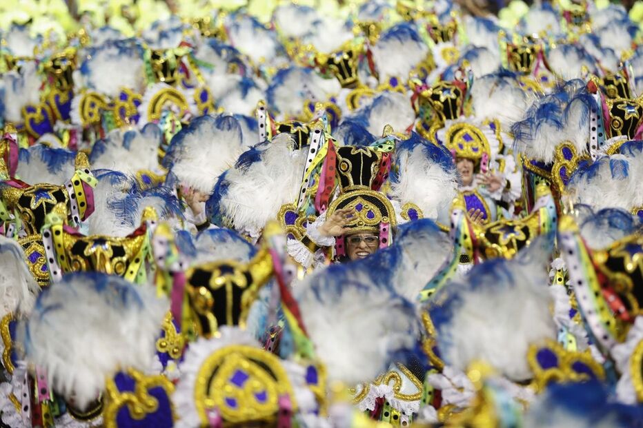 Segundo dia de desfiles de escolas de samba em São Paulo