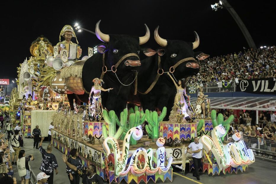 Segundo dia de desfiles de escolas de samba em São Paulo