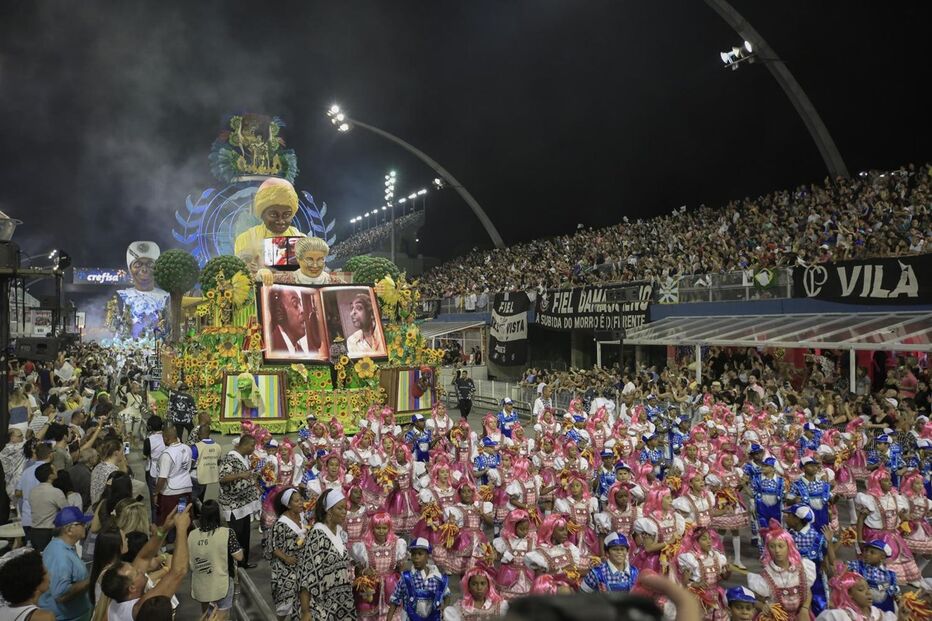 Segundo dia de desfiles de escolas de samba em São Paulo