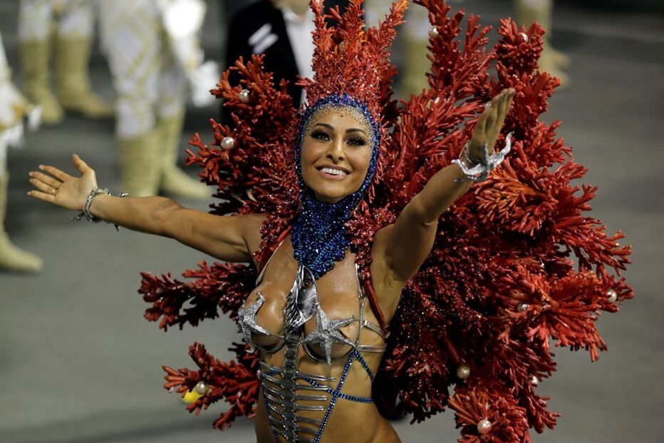 Segundo dia de desfiles de escolas de samba em São Paulo