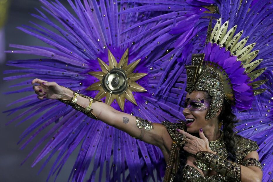 Segundo dia de desfiles de escolas de samba em São Paulo