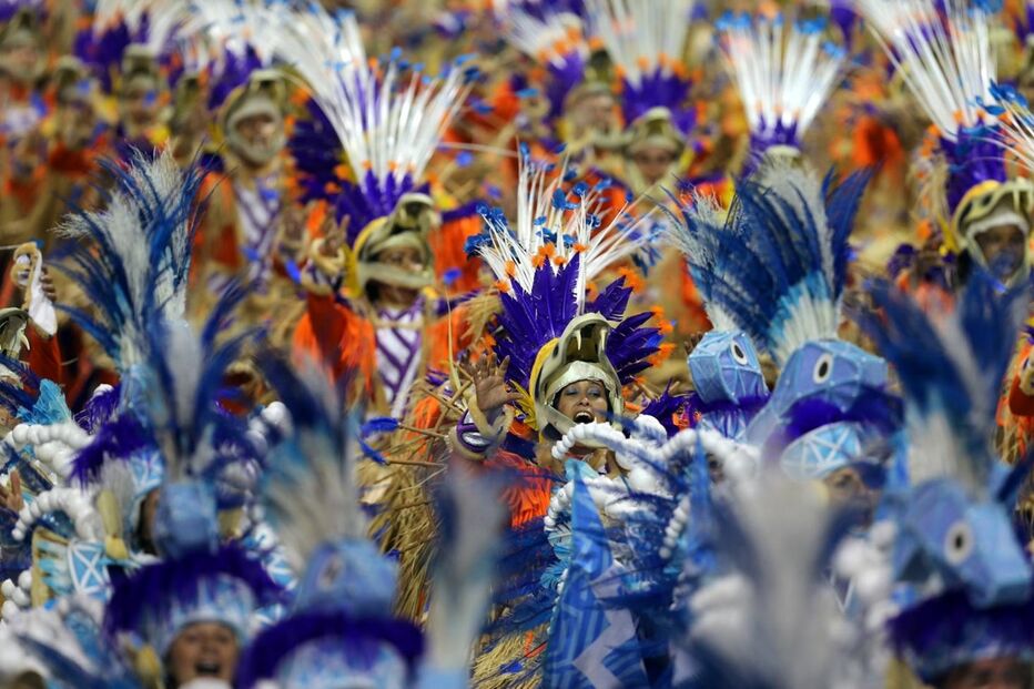 Segundo dia de desfiles de escolas de samba em São Paulo