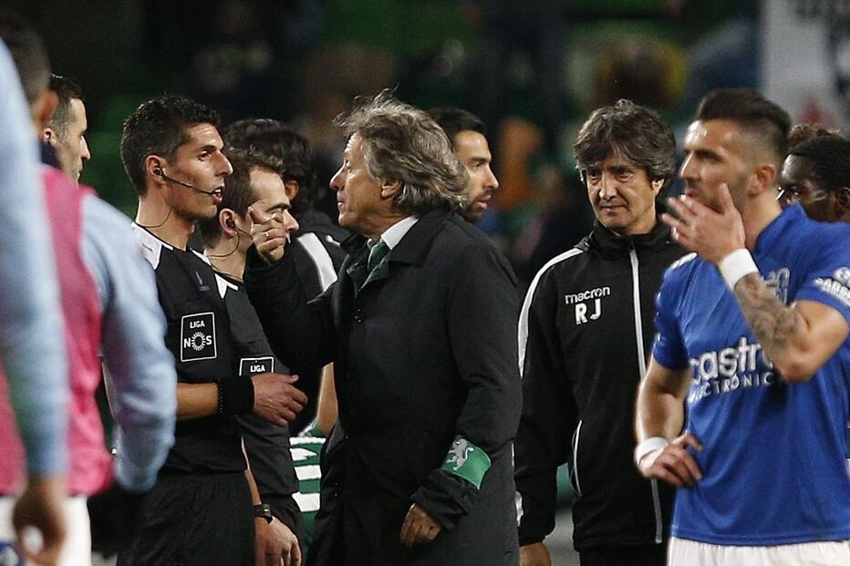 Jesus dirigiu-se ao árbitro Luís Ferreira de dedo em riste no final do Sporting-Feirense