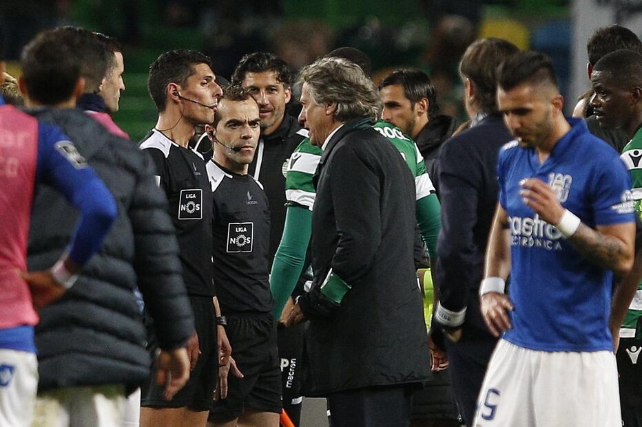 Jesus dirigiu-se ao árbitro Luís Ferreira de dedo em riste no final do Sporting-Feirense