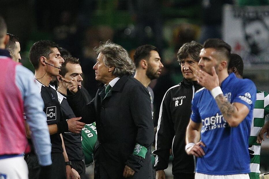 Jesus dirigiu-se ao árbitro Luís Ferreira de dedo em riste no final do Sporting-Feirense