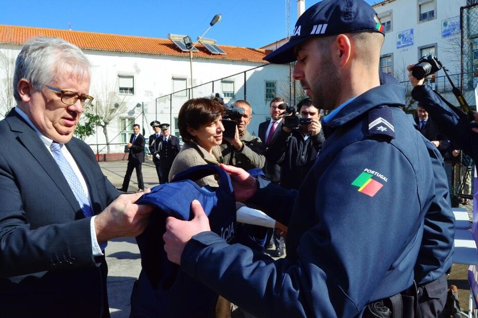 Eduardo Cabrita entregou ontem coletes antibala e outros equipamentos de proteção a agentes da  PSP