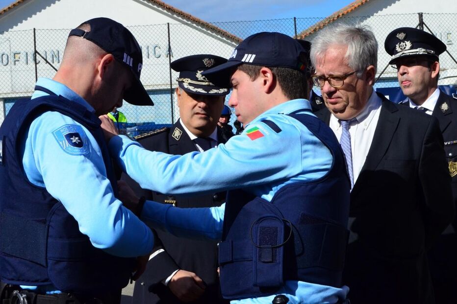 Eduardo Cabrita entregou ontem coletes antibala e outros equipamentos de proteção a agentes da  PSP