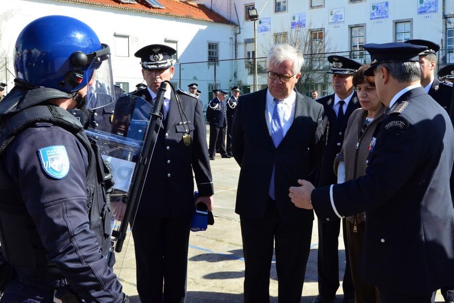 Eduardo Cabrita entregou ontem coletes antibala e outros equipamentos de proteção a agentes da  PSP