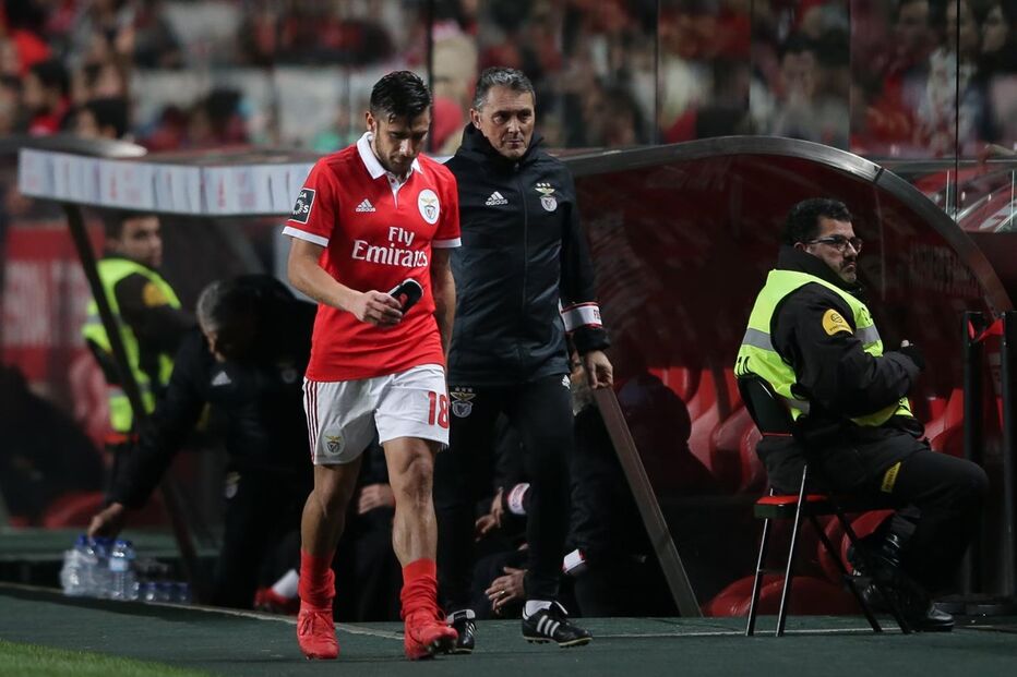 Salvio operado pára um mês