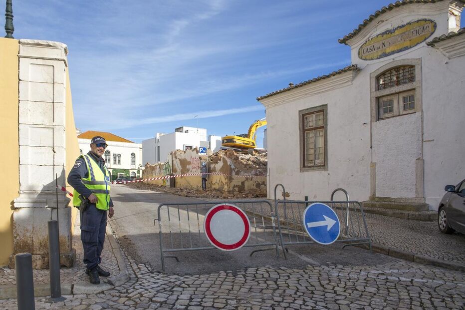 Demolição começou ontem e vai prolongar-se ao longo dos próximos dias, junto à igreja matriz de Portimão