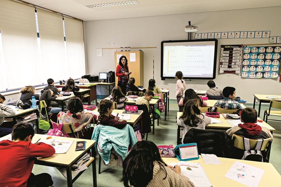 Professores vão ter aumento no vencimento, entre 20 e 50 euros, mas a atualização dos ordenados está atrasada  