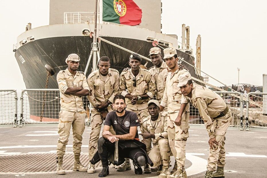 Militares da Mauritânia junto à fragata Álvares Cabral