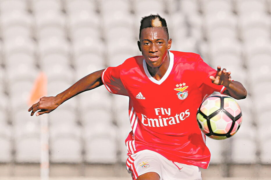 Úmaro Embaló tem 16 anos e continua a ser muito cobiçado. Manchester pode ser o seu destino 