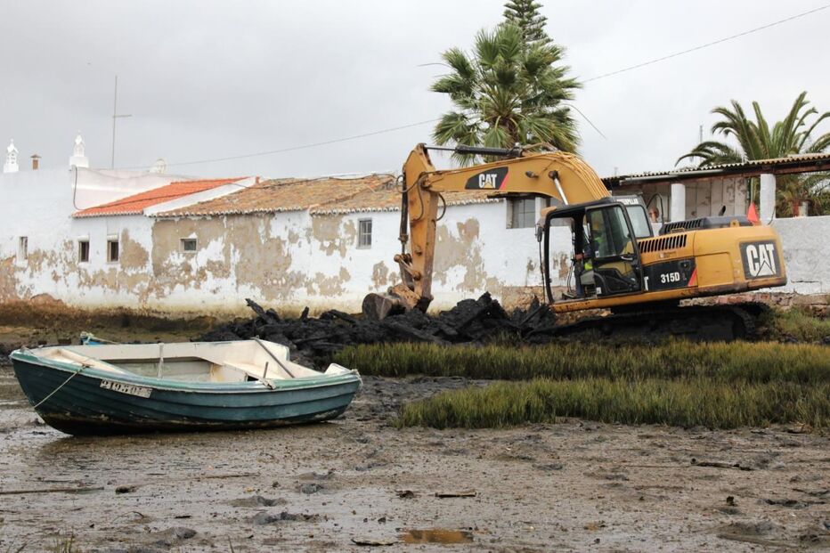 Autoridades ordenaram aos viveiristas a retirada urgente dos materiais que estão a contaminar os sedimentos    