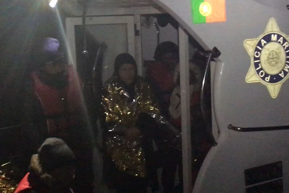 Migrantes resgatados no mar Egeu