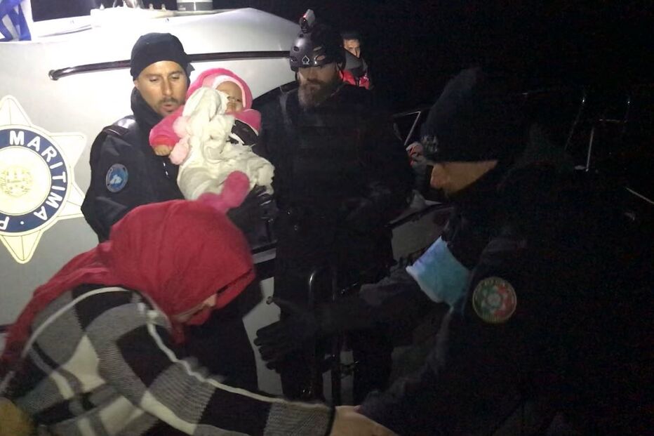 Migrantes resgatados no mar Egeu