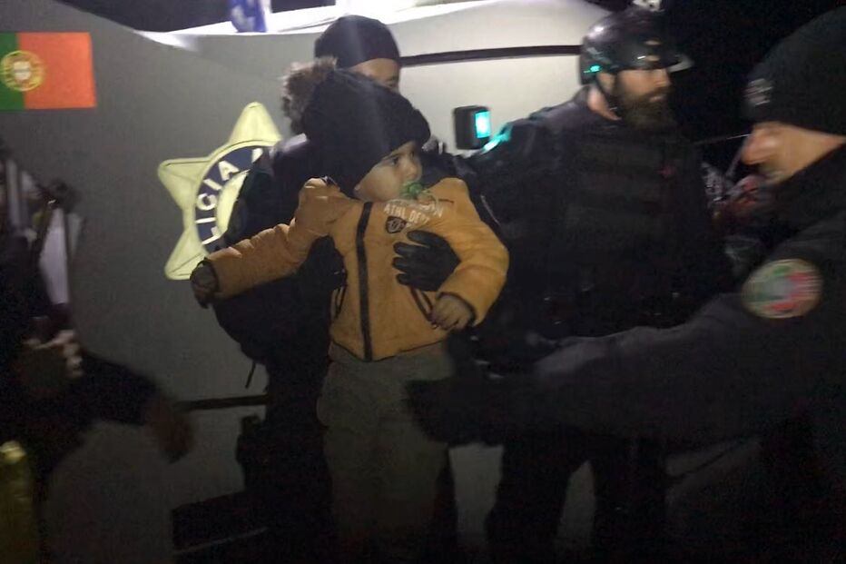 Migrantes resgatados no mar Egeu