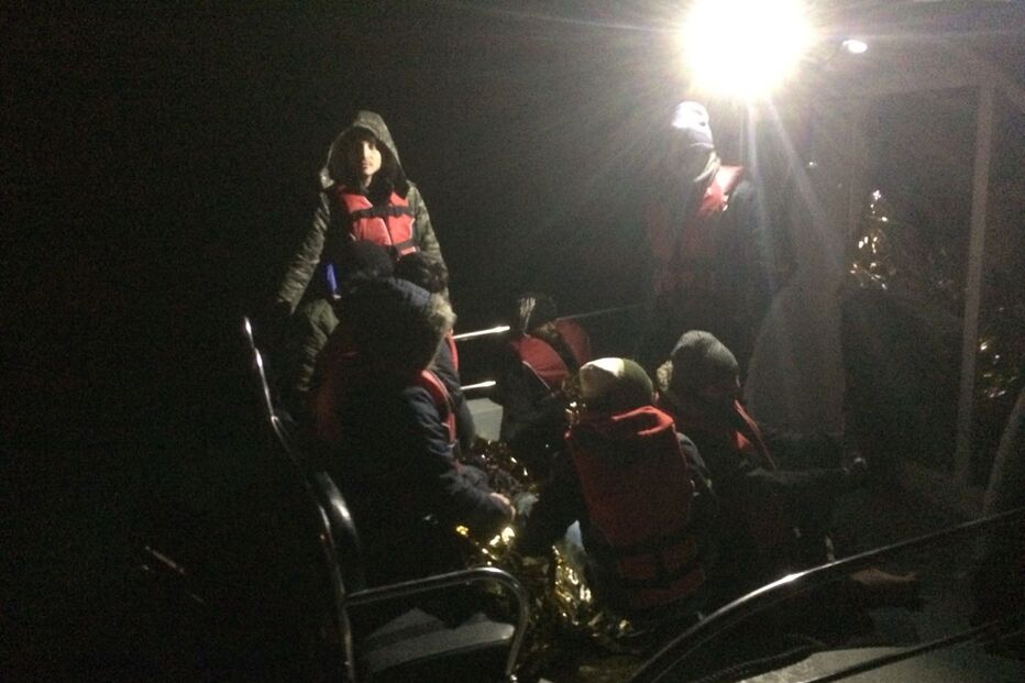 Migrantes resgatados no mar Egeu