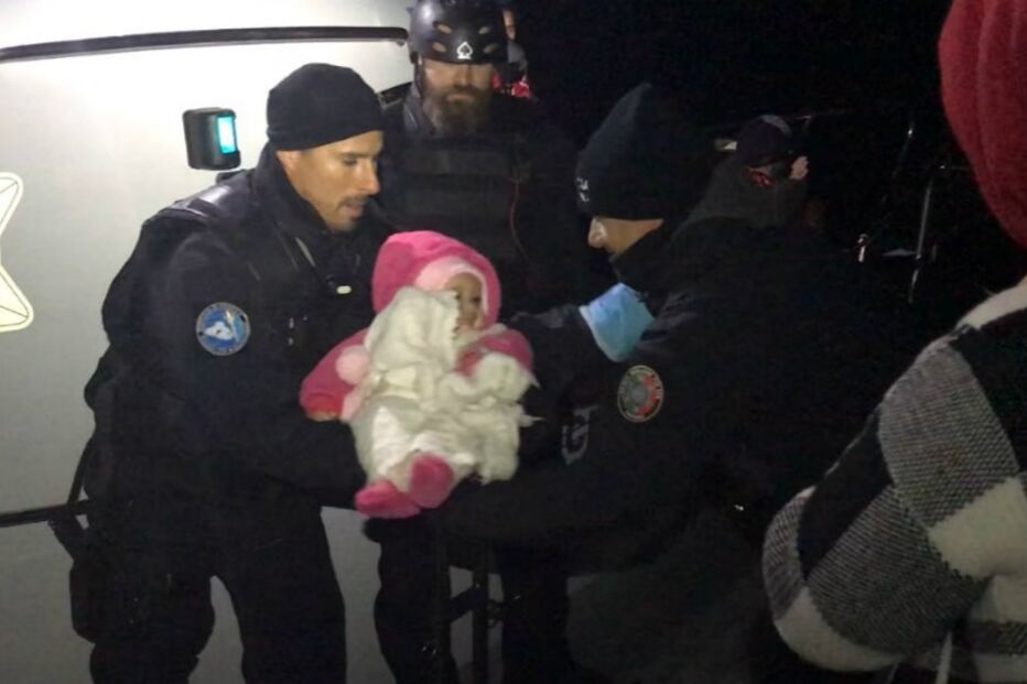 Migrantes resgatados no mar Egeu