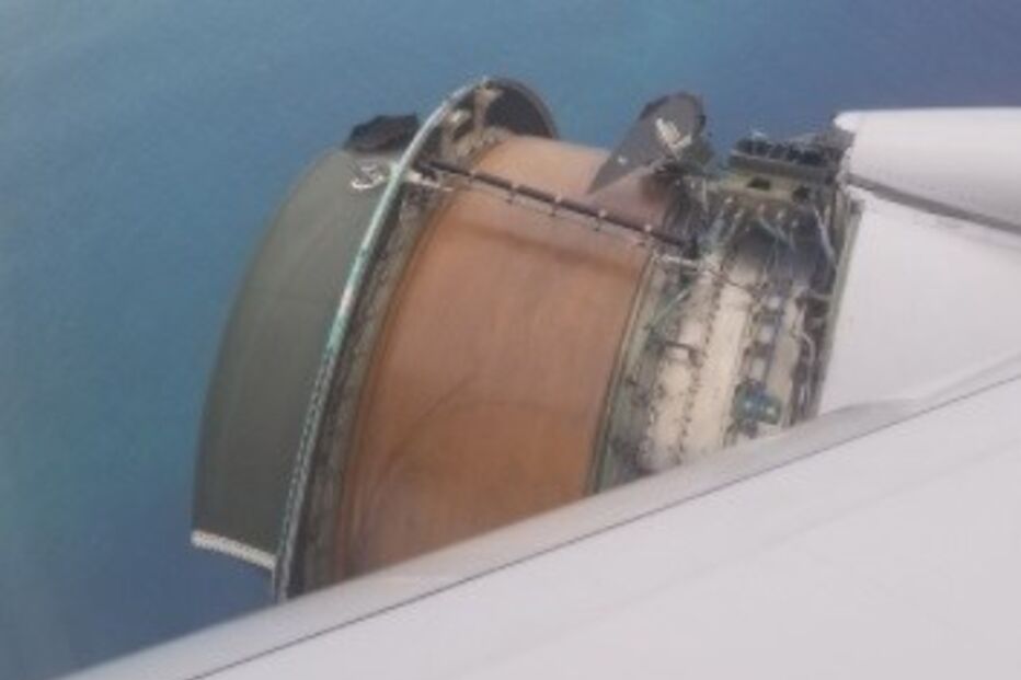 Motor de avião desintegra-se em pleno voo