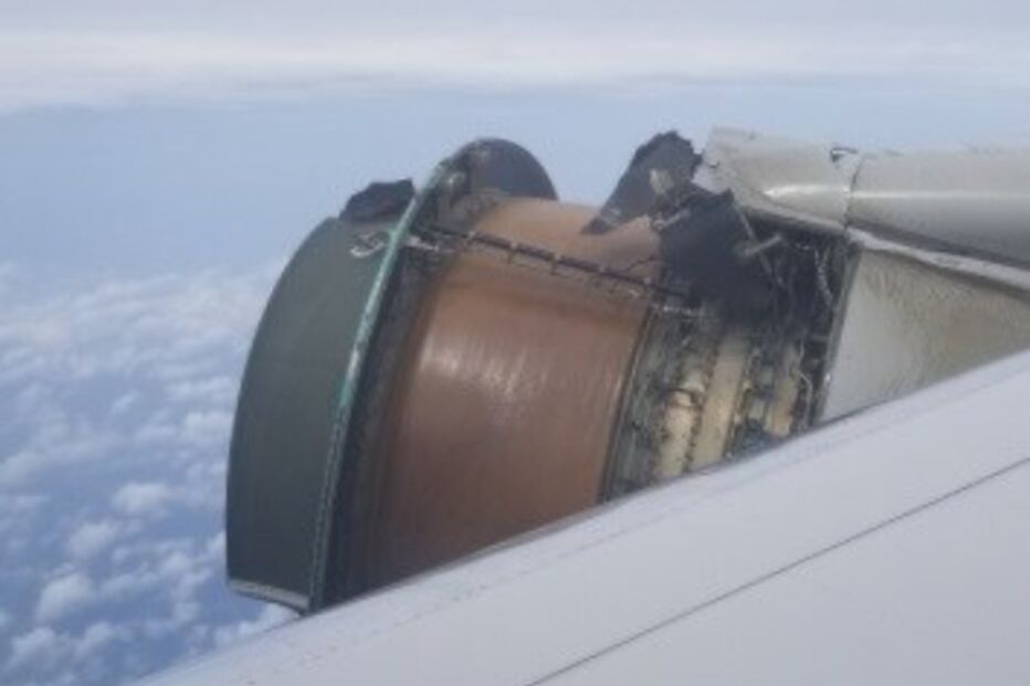 Motor de avião desintegra-se em pleno voo