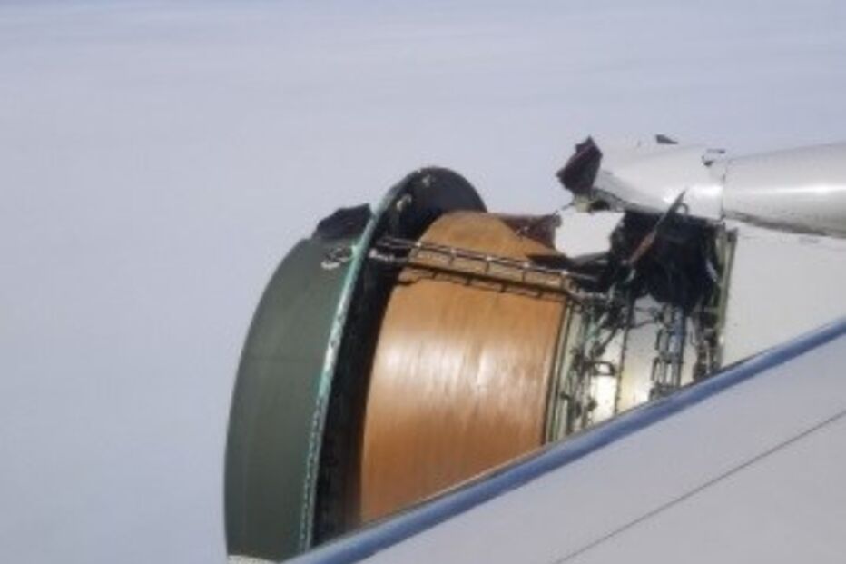 Motor de avião desintegra-se em pleno voo